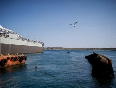 Πέραμα: Φοβερά πλάνα από την ανέλκυση του «Corfu Island» που βυθίστηκε το 1986! (φωτό)